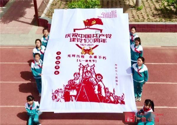 发现不一样的网上有个招聘打字员的,网名叫“招聘打字员 八老大”,主要是打一些网络小说,还说不收取别的费用,有