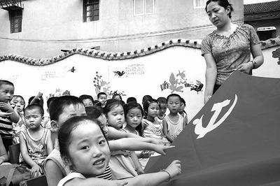 1月31日,河南郑州,郑州储备蛋菜投放首日,市民购买热情高涨,不限量投放!甚至有的价格比市场价便宜了一半,“一袋接着一袋上货,根本不够卖的”。