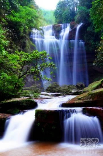 粮油仓库藏烟花，不顾安全被拘留，现场画面