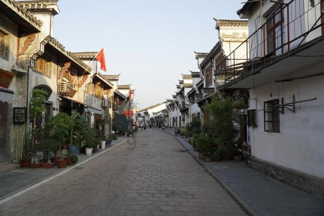 “女汉子”支书千方百计保住花椒产业