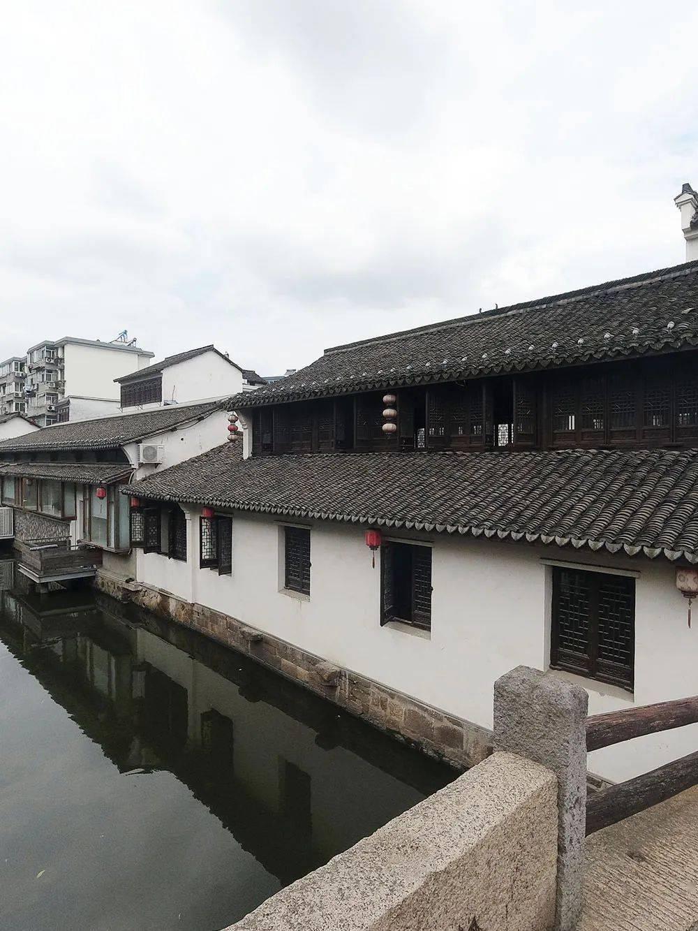 王思聪在深圳剪发,身着LV外套,女收银员眼神羡慕,他冷漠结账